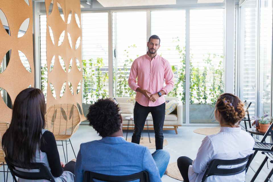 Instructor impartiendo un curso de capacitación a personal de una empresa
