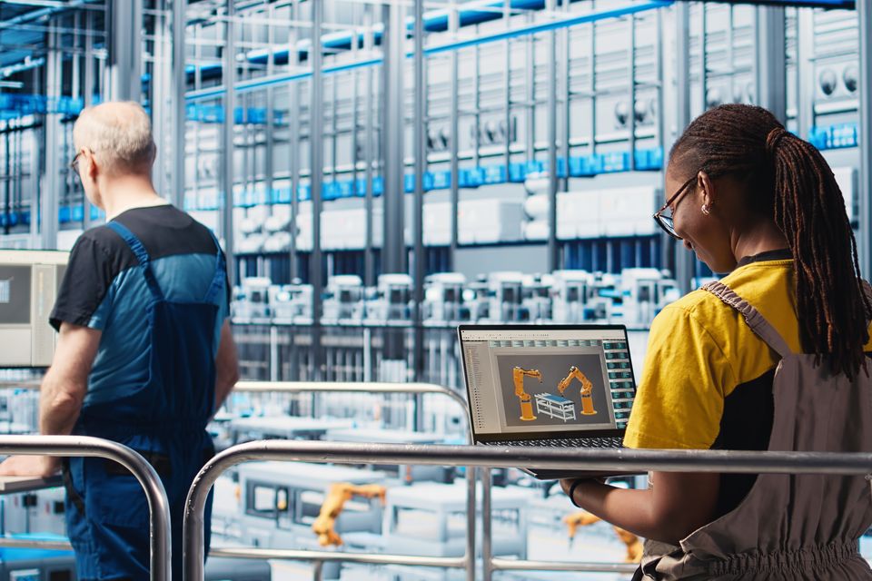Técnicos realizando mediciones y análisis de datos en una planta industrial