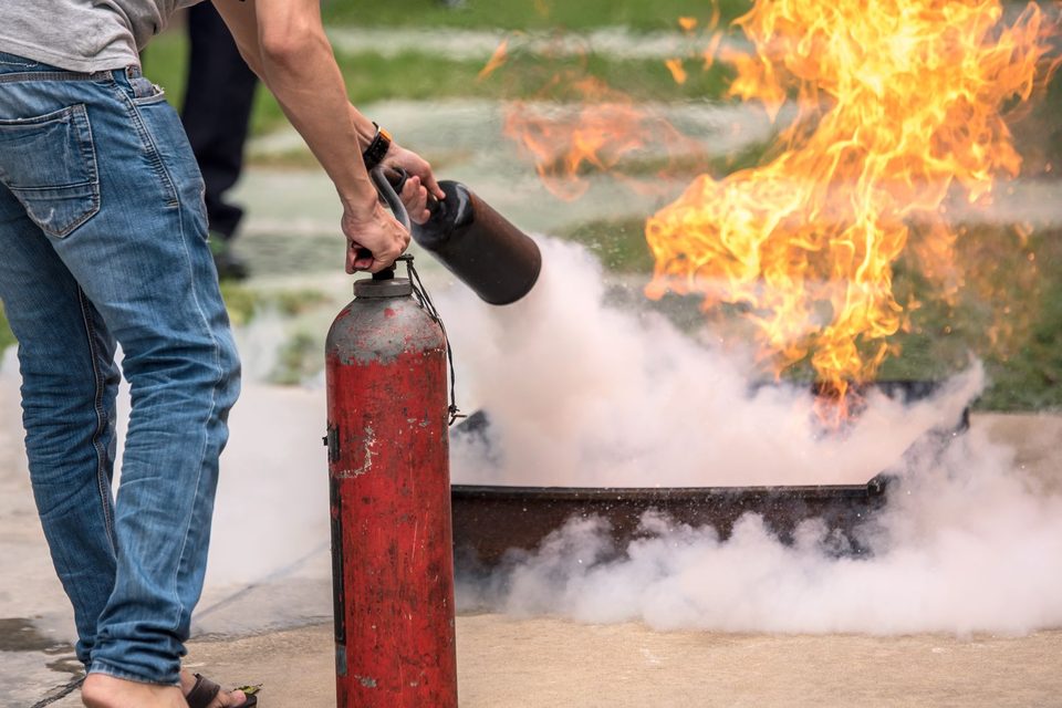 Simulacro de combate de incendio y evacuación durante la capacitación de brigadas de emergencia