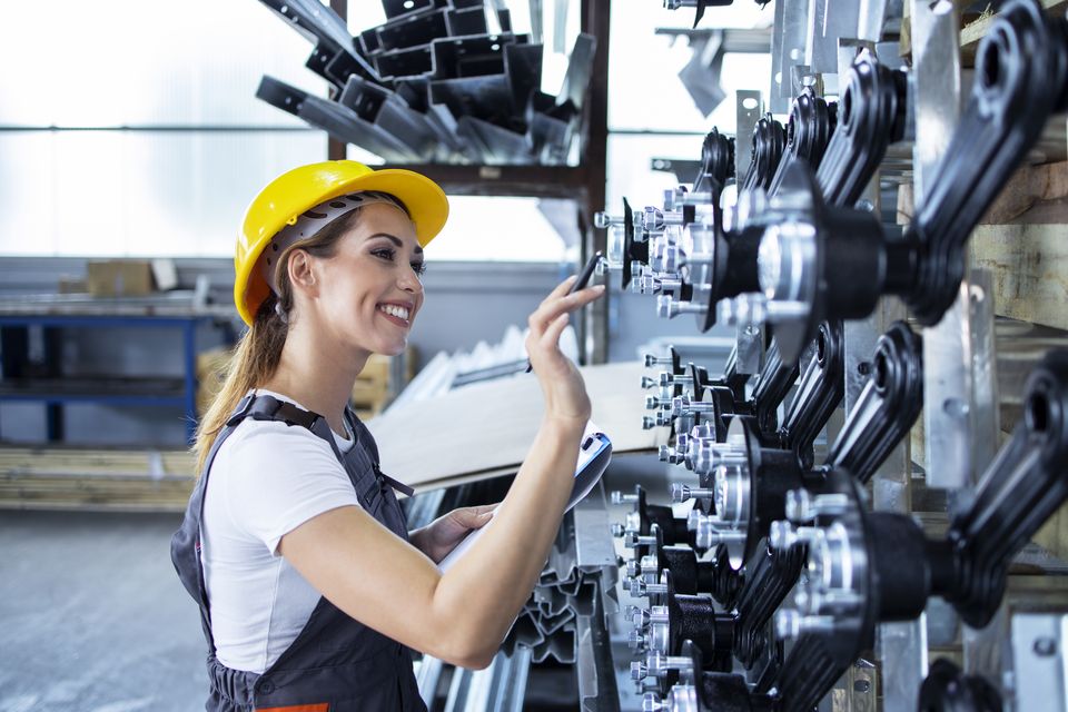 Especialista en seguridad e higiene industrial revisando la línea de producción de una planta
